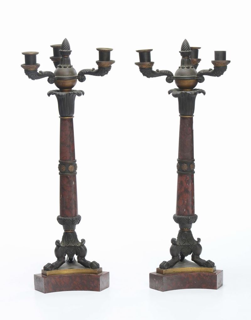 Coppia di candelieri a tre luci in marmo rosso e bronzo brunito, XIX secolo  - Asta Antiquariato - Cambi Casa d'Aste