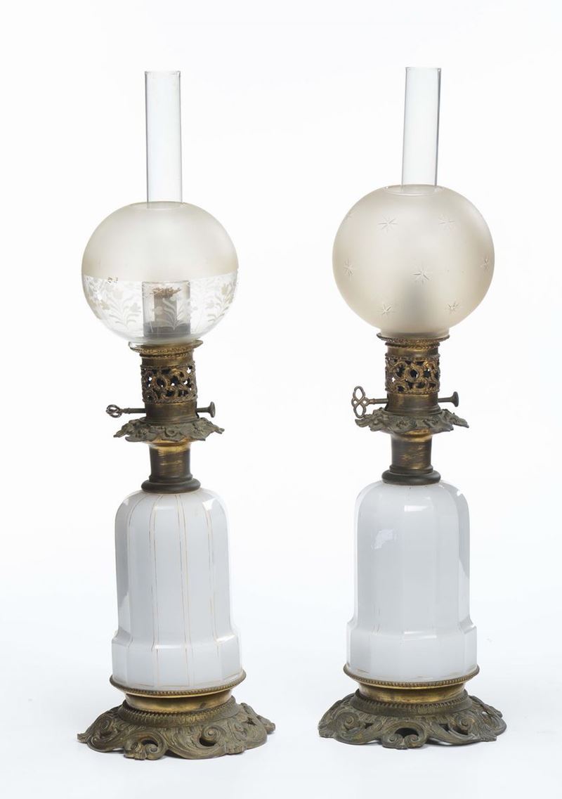 Coppia di lumi ad olio in metallo dorato e porcellana, XIX secolo  - Asta Antiquariato - Cambi Casa d'Aste