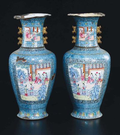 Coppia di Vasi a Smalti Cloisonné con Raffigurazioni di Scene di Vita di Corte Entro Riserve, Cin...