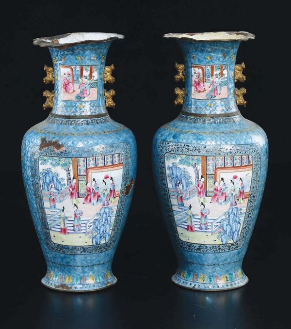 Coppia di vasi a smalti cloisonné con raffigurazioni di scene di vita di corte entro riserve, Cina, Dinastia Qing, fine XIX secolo