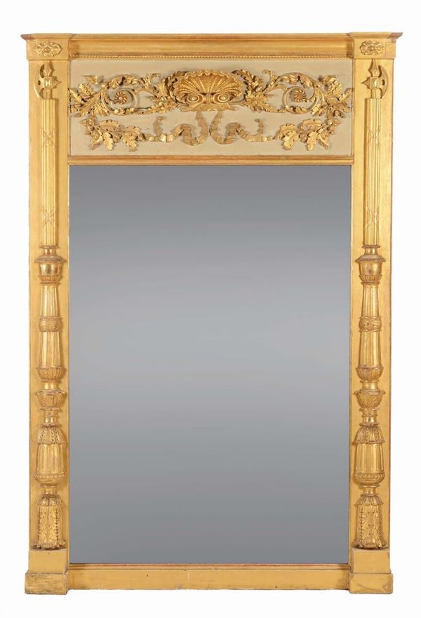 Grande specchiera Impero in legno intagliato, laccato e dorato, XIX secolo