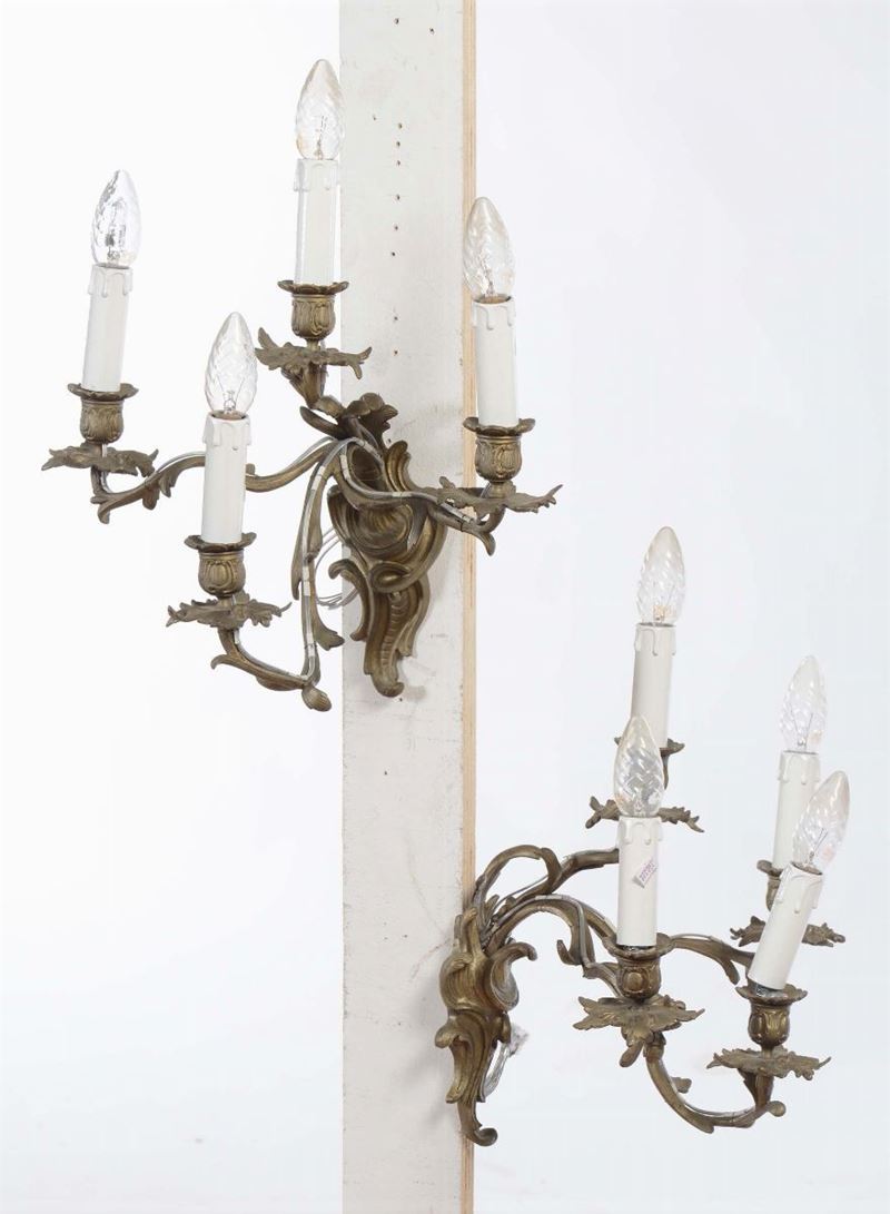 Coppia di appliques in bronzo a quattro fiamme, XIX secolo  - Auction Asta a Tempo Antiquariato - Cambi Casa d'Aste
