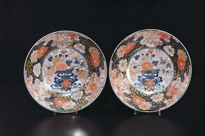 Due Piatti in Porcellana Imari a Decoro Naturalistico, Giappone, XIX Secolo