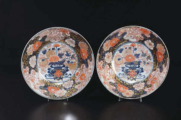 Due piatti in porcellana Imari a decoro naturalistico, Giappone, XIX secolo