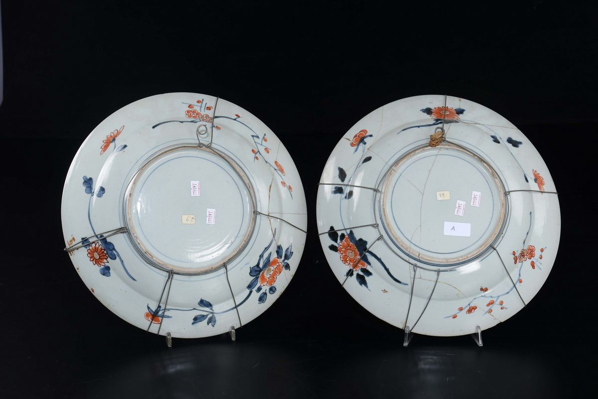 Due Piatti in Porcellana Imari a Decoro Naturalistico, Giappone, XIX Secolo