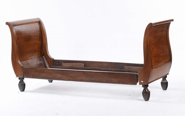 Letto a barca in noce, XIX secolo