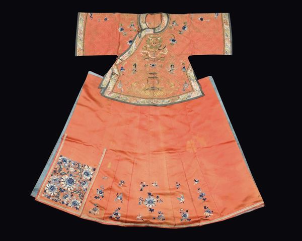 Veste in seta color salmone composta da casacca e gonna con ricamo di fiori blu, Cina, Dinastia Qing, XIX secolo