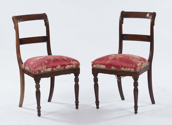 Coppia di seggioline in legno con seduta rossa