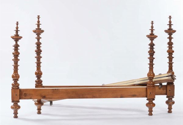 Letto in legno con montanti torniti, XIX secolo
