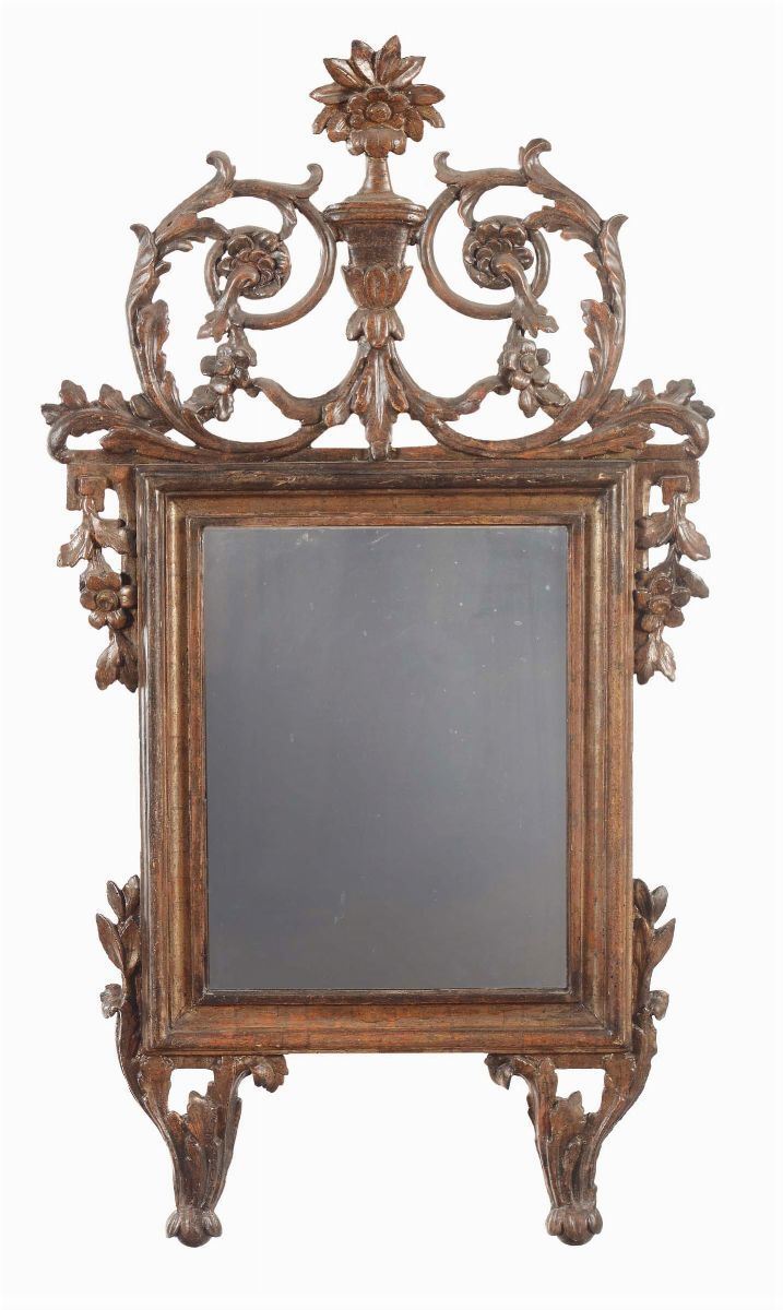 Specchierina dorata con cimasa riccamente intagliata a volute, Piemonte XVIII secolo  - Asta Cornici Antiche - Cambi Casa d'Aste