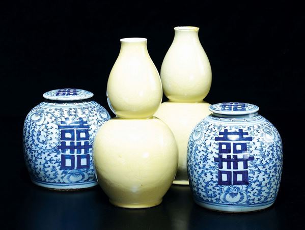 Una coppia di potiche in porcellana bianca e blu ed una coppia di vasi monocromi a doppia zucca, Cina, XX secolo