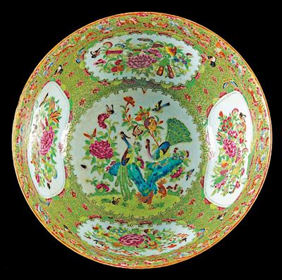 Ciotola in Porcellana a Smalti Policromi con Decorazioni di Pavoni tra Fiori, Cina, Dinastia Qing...