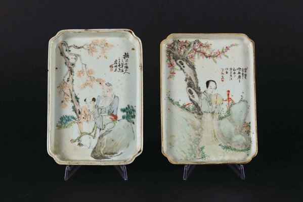 Due vassoio in porcellana a smalti policromi raffiguranti attendente con fanciulli e Guanyin con iscrizioni, Cina, Dinastia Qing, XIX secolo