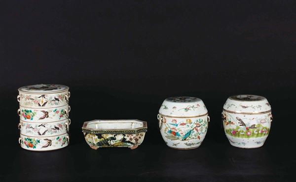 Lotto di quattro vasi e portavivande in porcellana a smalti policromi con raffigurazioni di fiori, farfalle e pavoni, Cina, Dinastia Qing, XIX secolo
