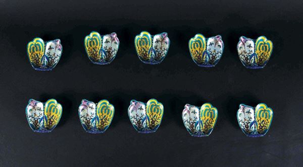 Lotto di dieci vaschette in metallo smaltato con decorazioni naturalistiche, Cina, Dinastia Qing, XIX secolo