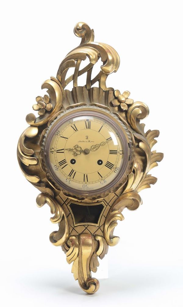 Orologio a cartel in legno intagliato e dorato, XX secolo