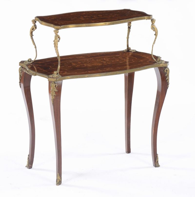 Tavolino a due ripiani in legno lastronato ed intarsiato, XIX secolo  - Asta Antiquariato - Cambi Casa d'Aste