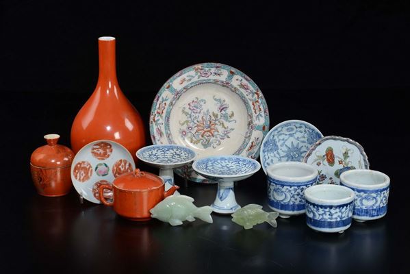 Lotto composto da oggetti in porcellana e due pesci in giada, Cina, XIX-XX secolo