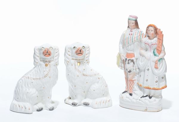 Lotto composto da due cani e personaggi in porcellana Staffordshire