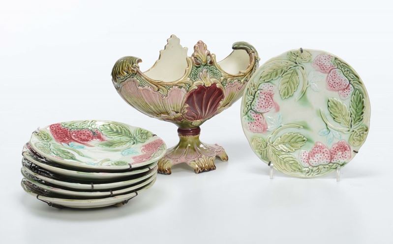 Sei piattini con decoro a rilievo policromo, un centrotavola e altro  - Asta Antiquariato - Cambi Casa d'Aste