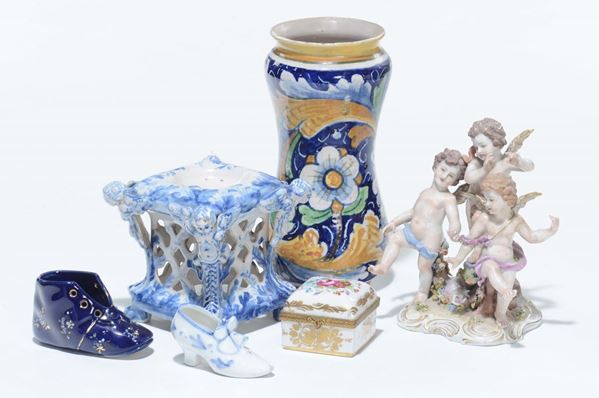 Lotto di oggetti in porcellana e maiolica, XX secolo
