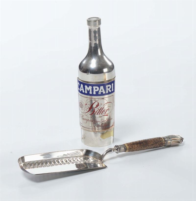 Lotto composto da una bottiglia Campari ed un raccogli briciole in argento, XX secolo  - Auction Asta a Tempo Antiquariato - Cambi Casa d'Aste