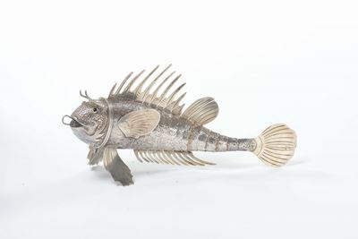 Un Pesce Portaspezie con Dorso in Rilievo (carpa) in Argent