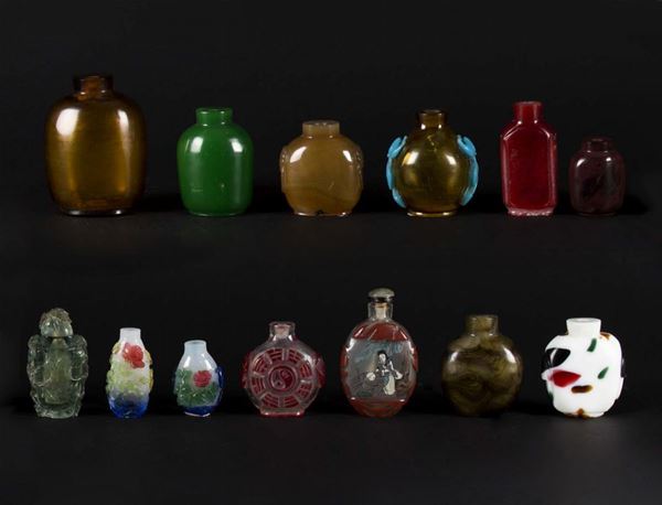 Lotto composto da tredici snuff bottles di epoche e materiali differenti, Cina