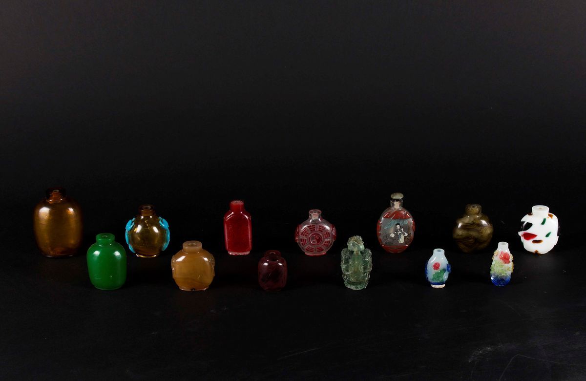 Lotto Composto da Tredici Snuff Bottles di Epoche e Materiali Differenti, Cina