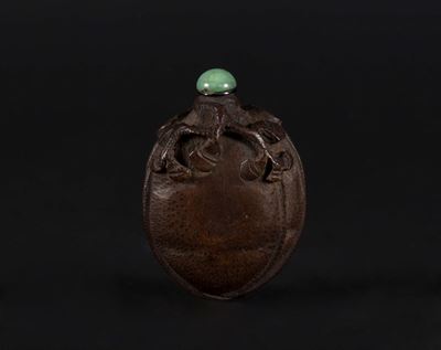 Snuff Bottle in Legno di Frutto Scolpita a Guisa di Seme, Cina, XX Secolo