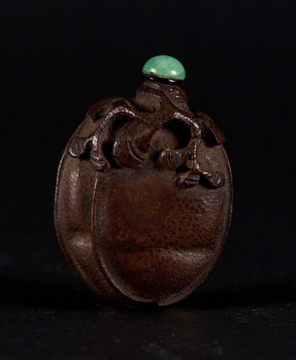 Snuff Bottle in Legno di Frutto Scolpita a Guisa di Seme, Cina, XX Secolo