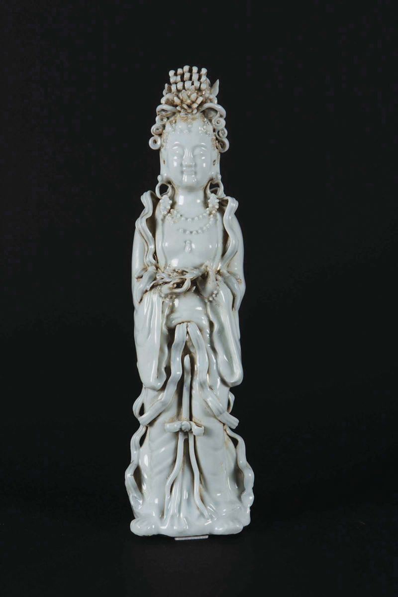 Figura di Guanyin in porcellana Blanc de Chine, Cina, XX secolo  - Asta Chinese Works of Art - Cambi Casa d'Aste