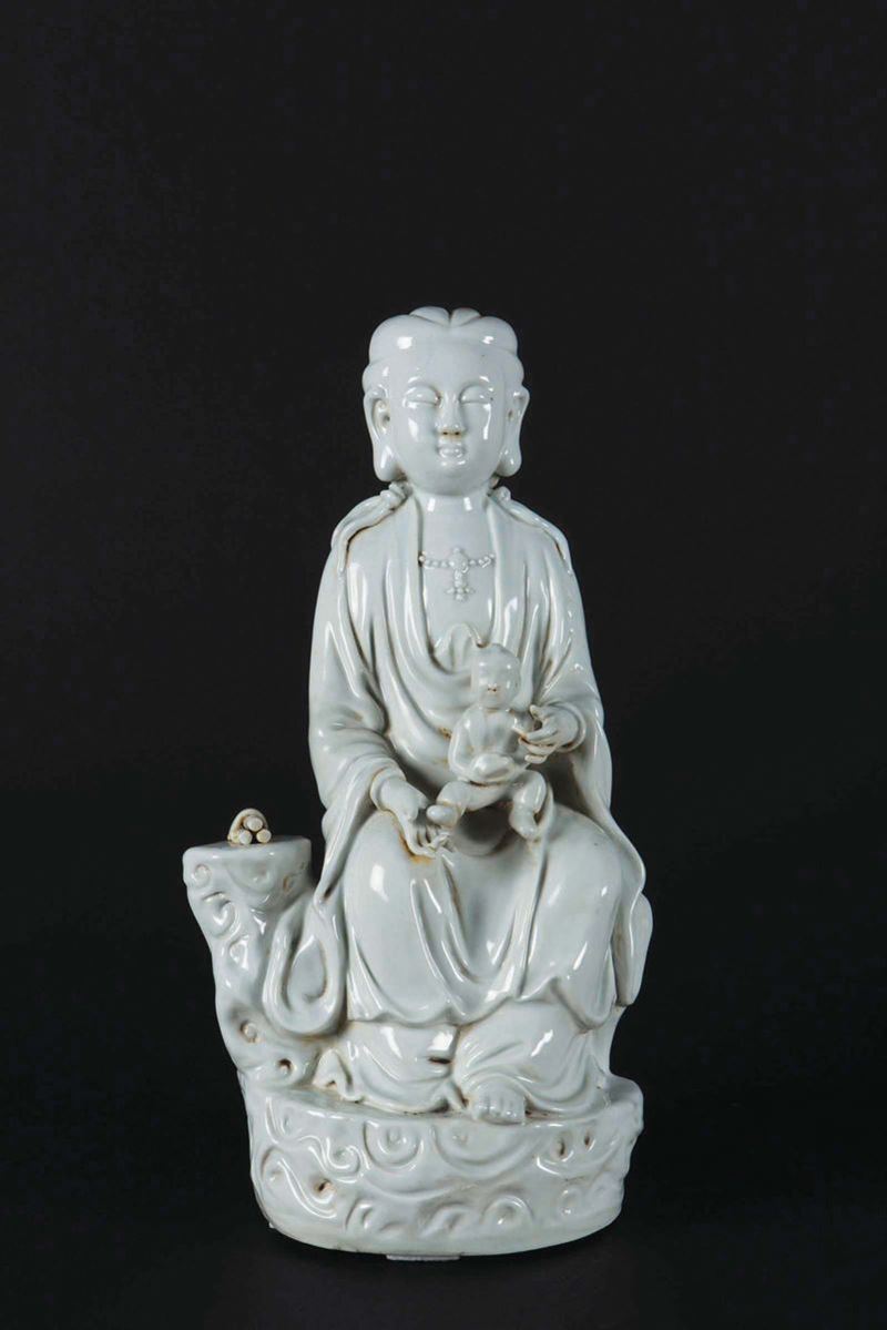 Figura di Guanyin seduta in porcellana Blanc de Chine con fanciullo, Cina, XX secolo  - Asta Chinese Works of Art - Cambi Casa d'Aste