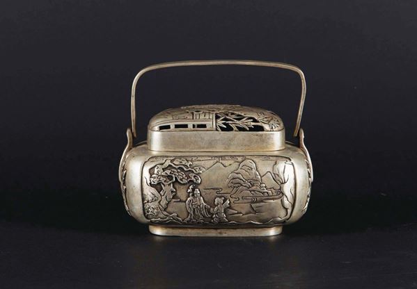Scatola con coperchio in metallo con paesaggi con personaggi entro riserve, Cina, XX secolo