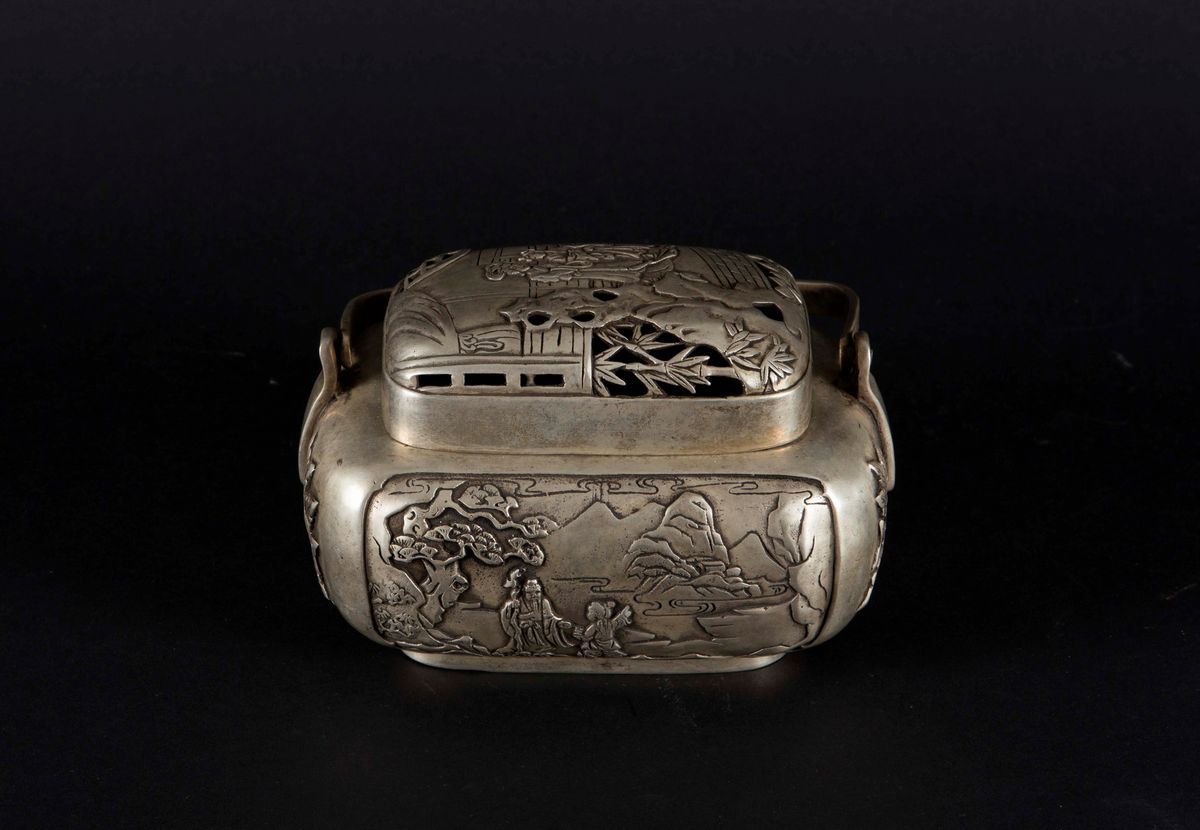 Scatola con Coperchio in Metallo con Paesaggi con Personaggi Entro Riserve, Cina, XX Secolo