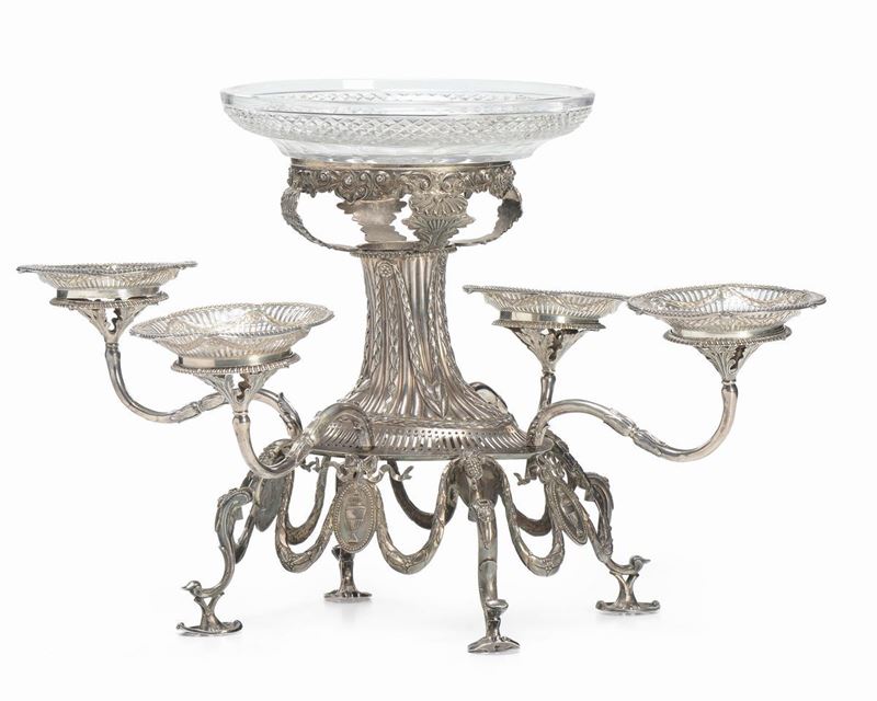 Centrotavola a quattro bracci in argento fuso, sbalzato e traforato, XX secolo  - Asta Antiquariato - Cambi Casa d'Aste