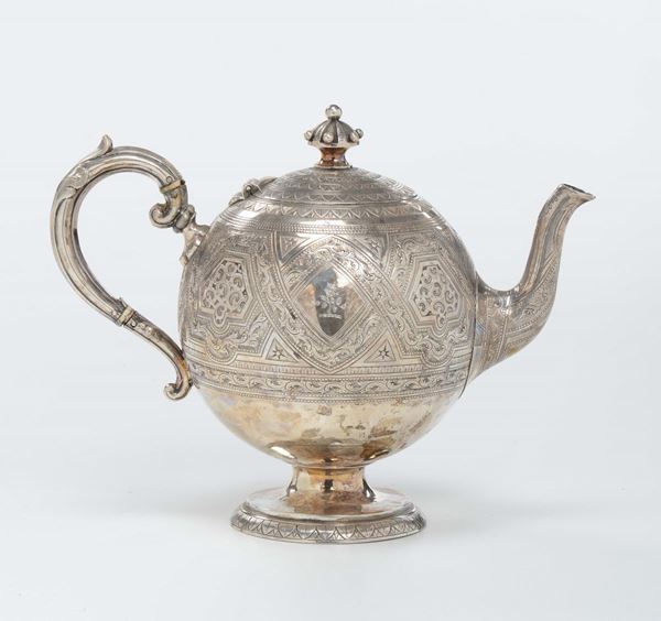 Teiera in argento inciso e sbalzato, Francia XIX secolo