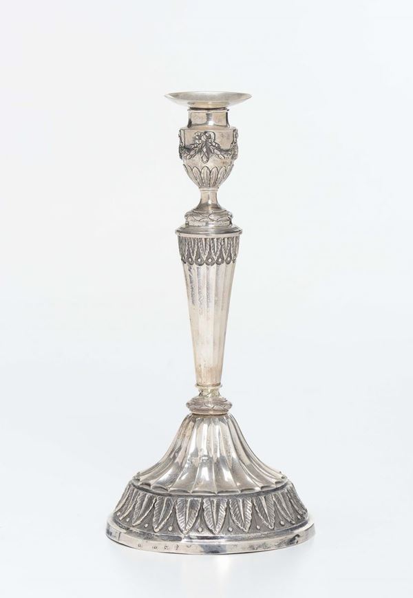 Candeliere neoclassico in argento sbalzato, XIX secolo