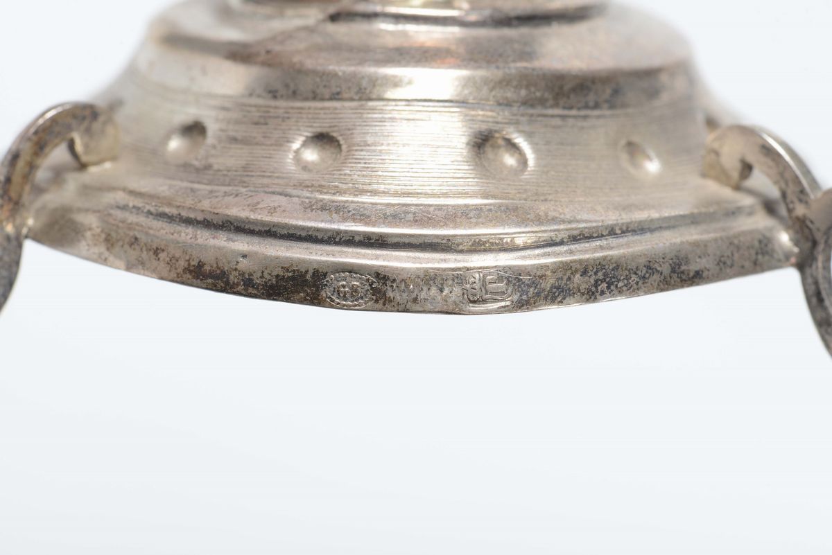 Coppia di Candelieri in Argento Sbalzato, XX Secolo