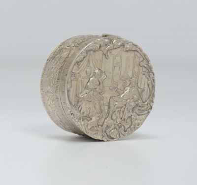 Scatolina Circolare in Argento Sbalzato, Inghilterra XX Secolo