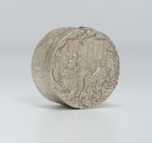 Scatolina circolare in argento sbalzato, Inghilterra XX secolo