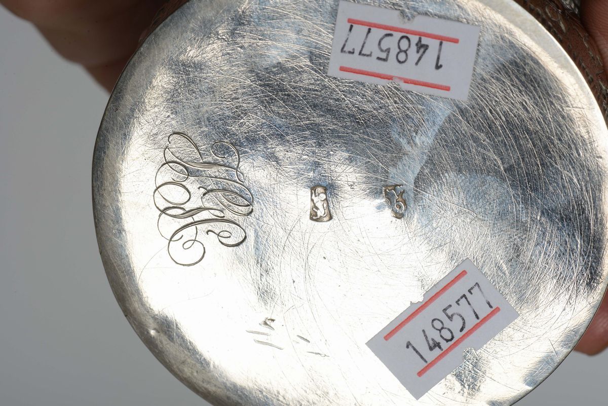 Scatolina Circolare in Argento Sbalzato, Inghilterra XX Secolo