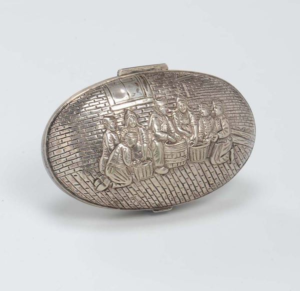 Scatola bivalva ovale in argento sbalzato, Inghilterra XIX-XX secolo