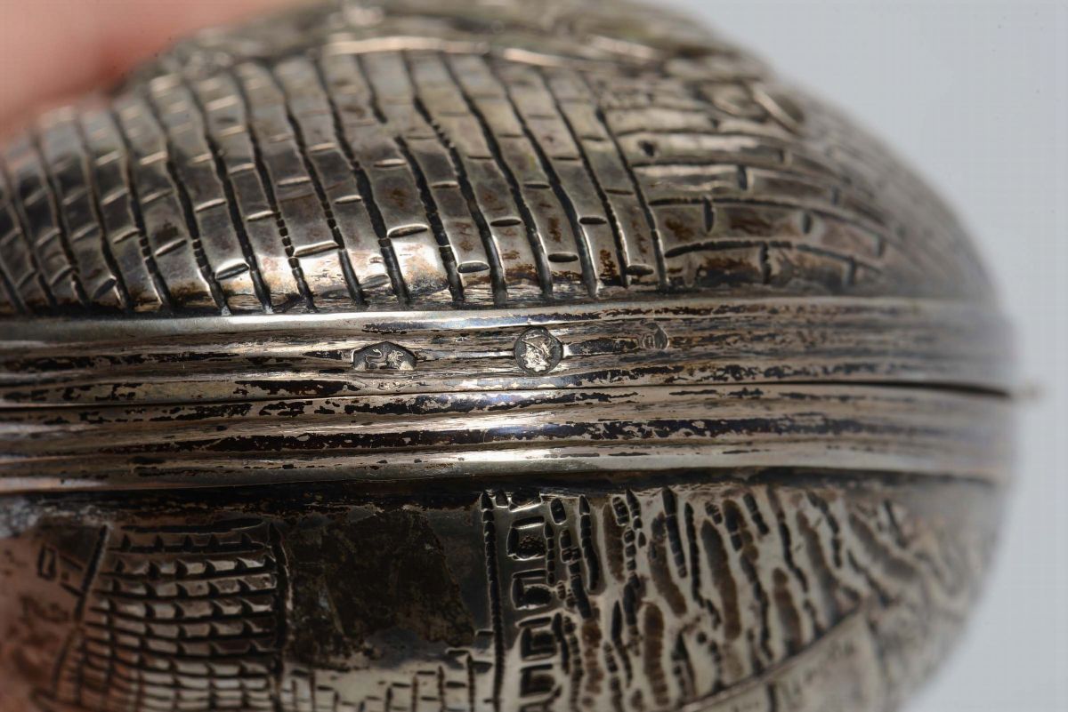 Scatola Bivalva Ovale in Argento Sbalzato, Inghilterra XIX-XX Secolo
