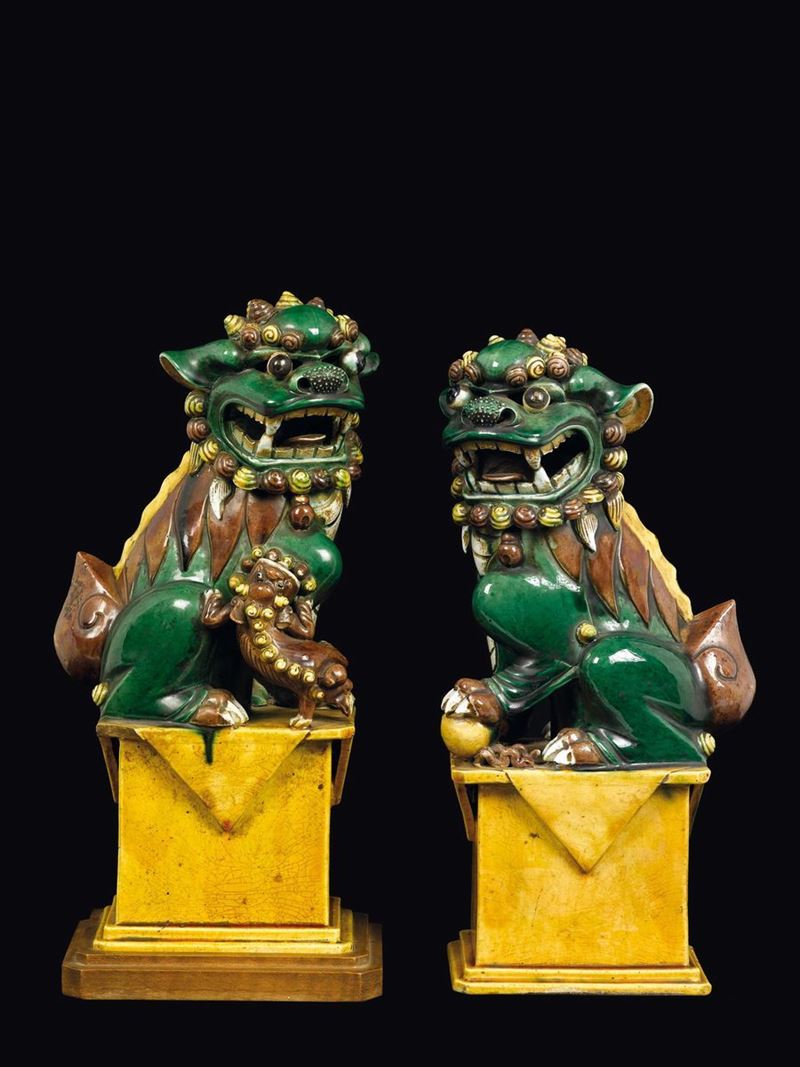 A pair of Sancai porcelain Pho dogs, China, Qing Dynasty, 19th century  - Auction Fine Chinese Works of Art - Cambi Casa d'Aste