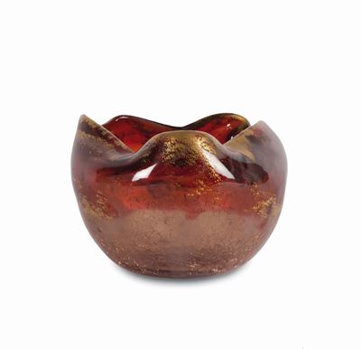 Bohemia, Vaso a sfera schiacciata in cristallo rosso (1910 ca.)