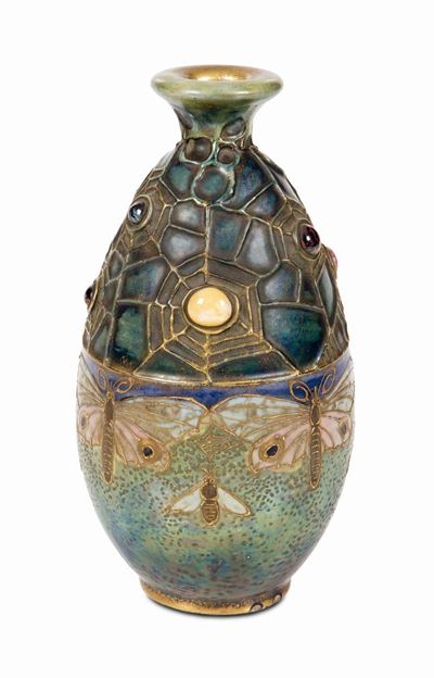 Amphora, Tepliz (Austria), Vaso a forma di uovo in ceramica smaltata con decoro a farfalle e appl...