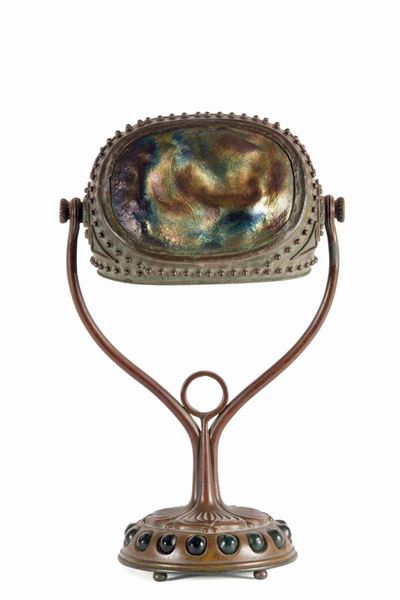 Tiffany Studios (Louis Comfort Tiffany), Lampada da tavolo con diffusore in vetro Favrile bascula...