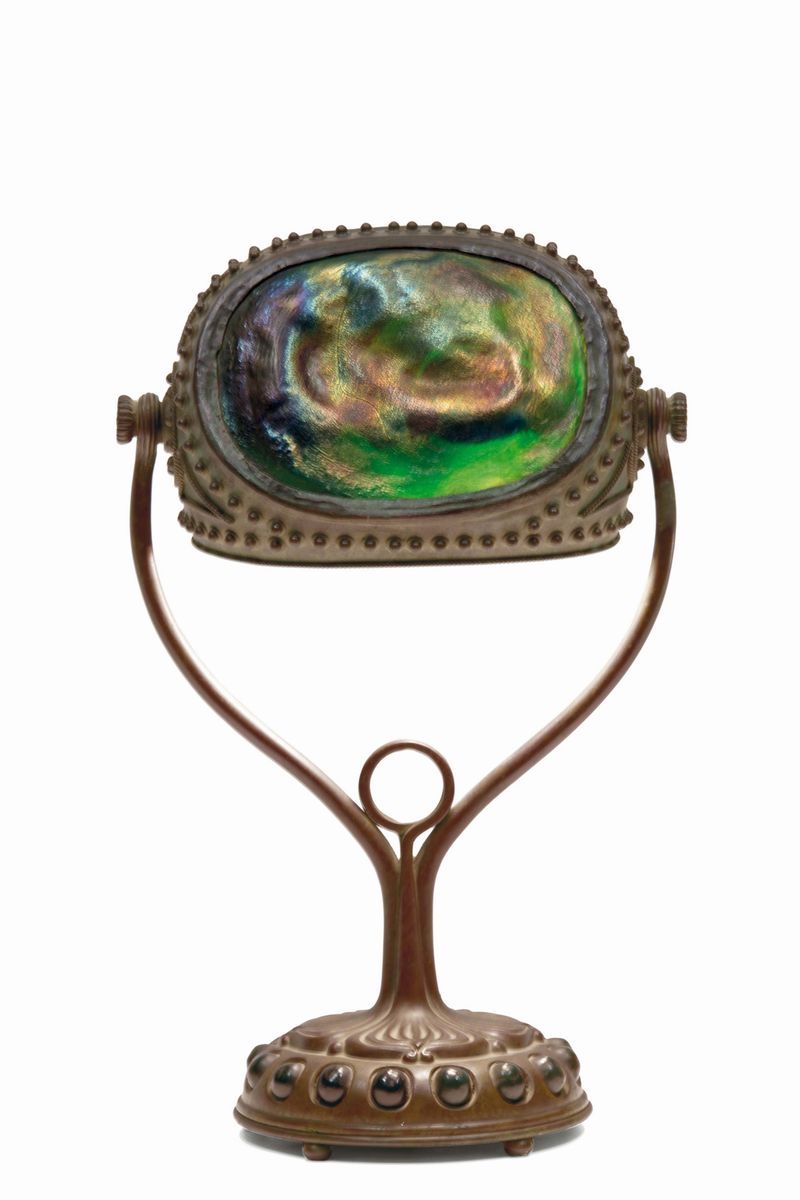 Tiffany Studios (Louis Comfort Tiffany), Lampada da tavolo con diffusore in vetro Favrile bascula...