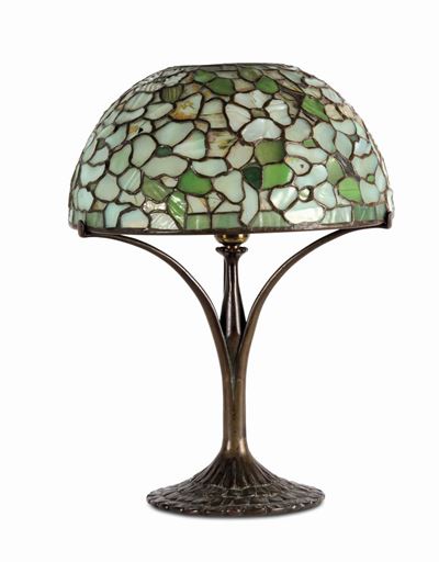Louis Comfort Tiffany, Lampada da tavolo con base in bronzo e paralume in vetro al piombo (New Yo...
